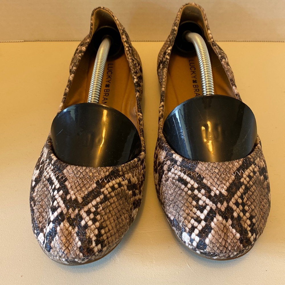 Size 8 Lucky Brand snake print round toe flat